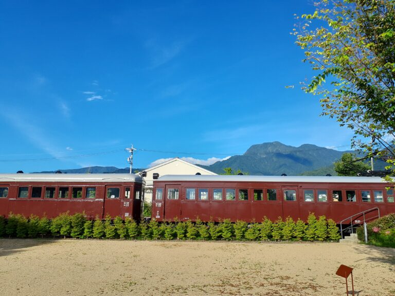 安曇野ちひろ美術館「トットちゃん電車」と「有明山」